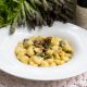 Gnocchi fatti in casa con guanciale e asparagi